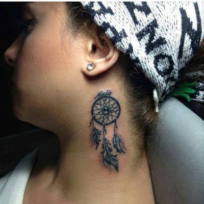  Tatouage attrape rêve de petite taille sur le coté du cou